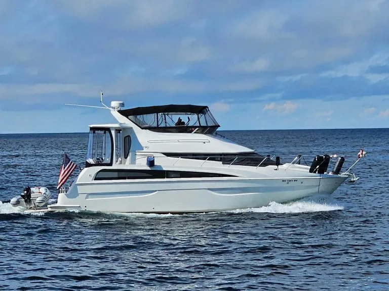 2006 Carver 43 Motor Yacht for sale in Savannah, GA, underway on open water